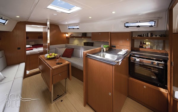 Bavaria 32 cruiser: dinette