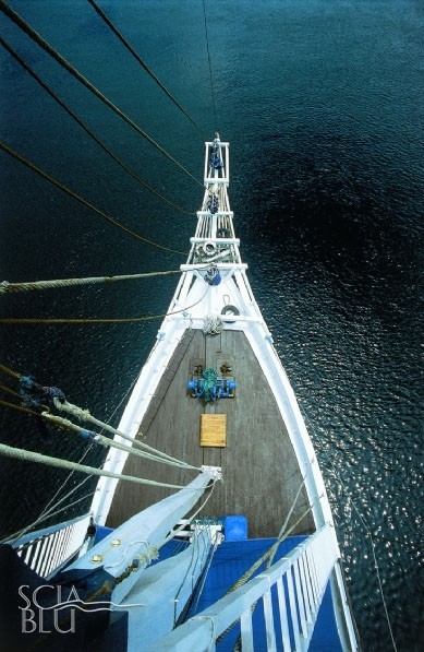 Schooner indonesiano: la prua vista dal pennone