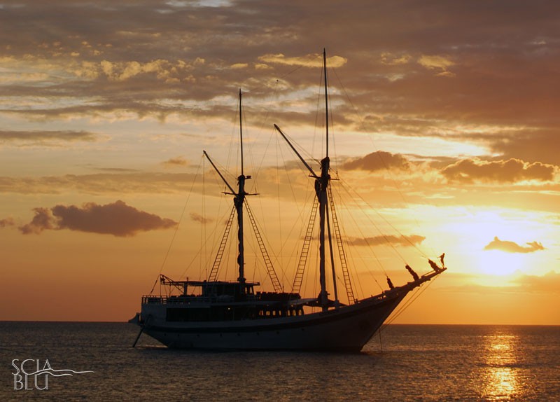 Schooner indonesiano: silhouette al tramonto