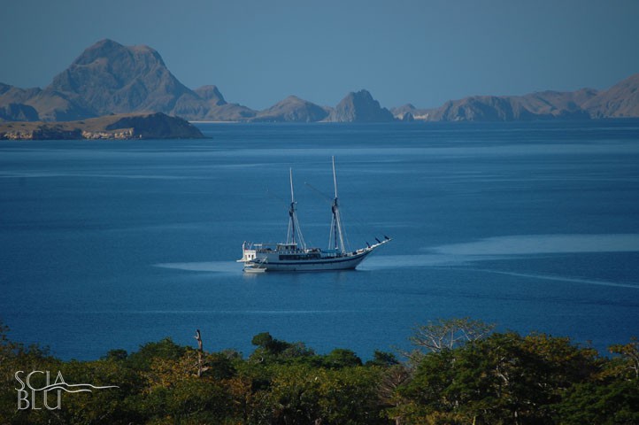 Schooner indonesiano: in rada nella baia di Komodo