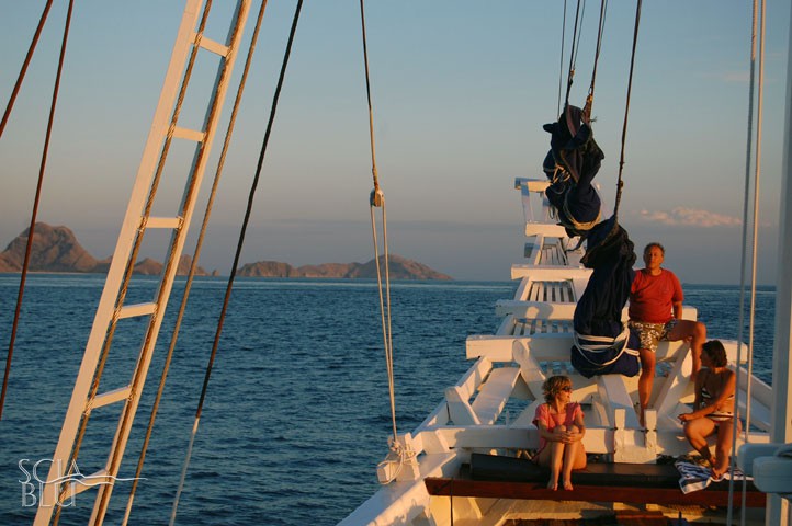 Schooner indonesiano: sul ponte in navigazione