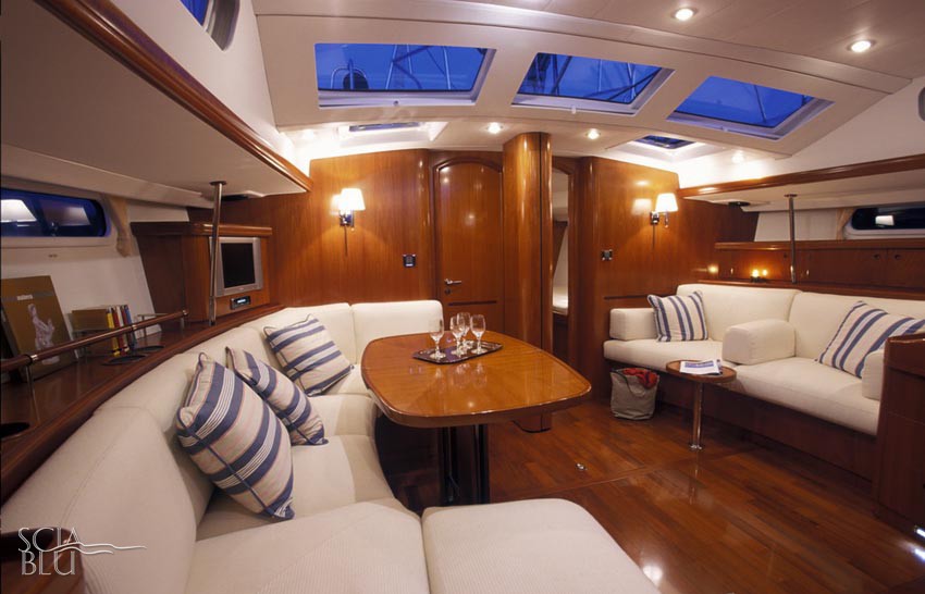 Beneteau 57: la spaziosa dinette