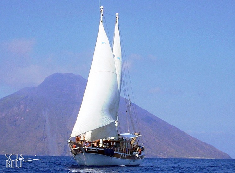 Kakyeta (sullo sfondo Stromboli)