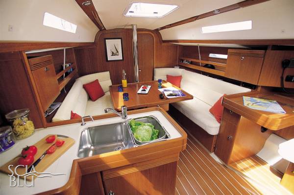 Dufour 34 performance: dinette